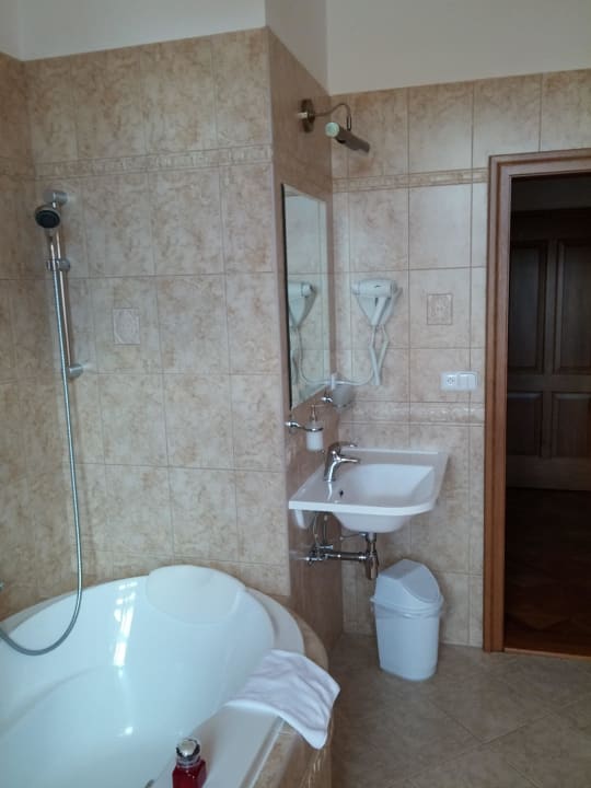 Koupelna z jineho úhlu Hotel Zamek Hradek