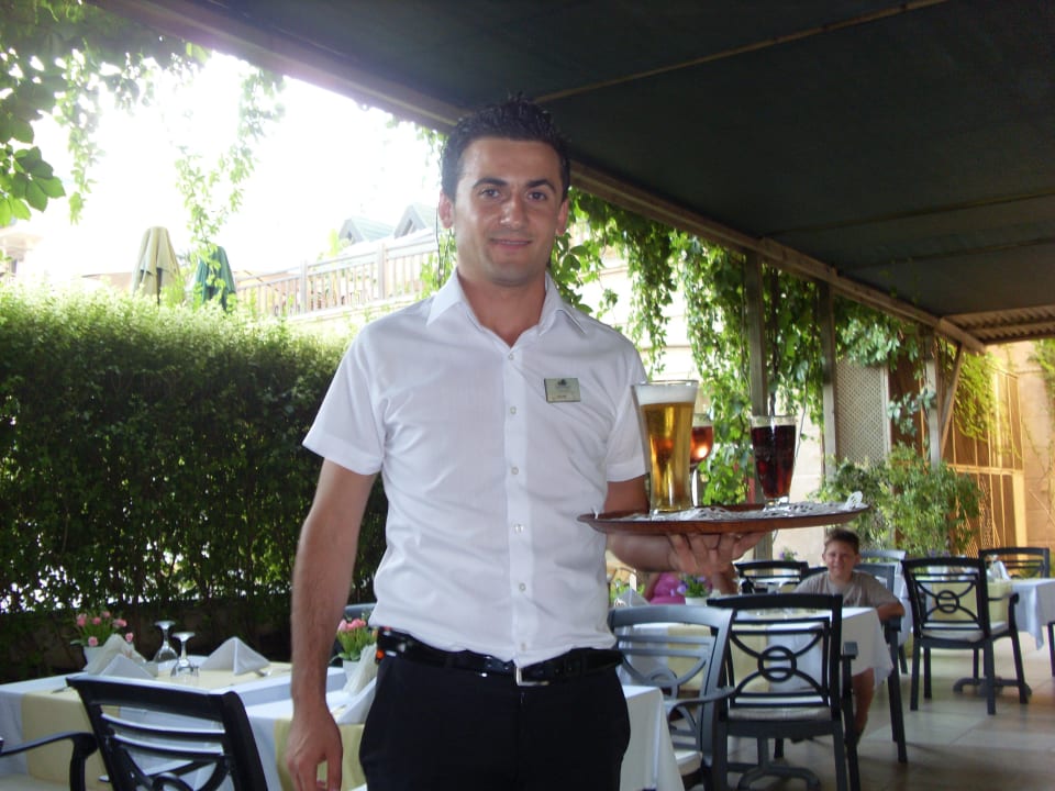 Unser Kellner, super lustig, super nett. Can Garden Resort
