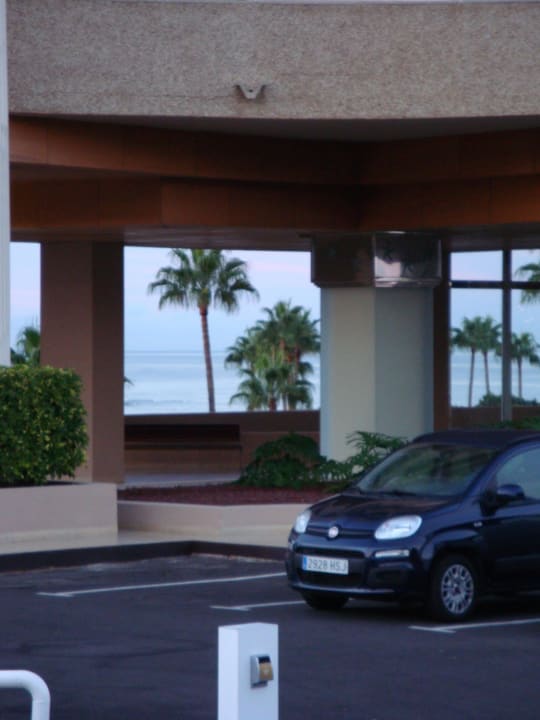 Von der Strasse aus fotografiert Iberostar Waves Bouganville Playa