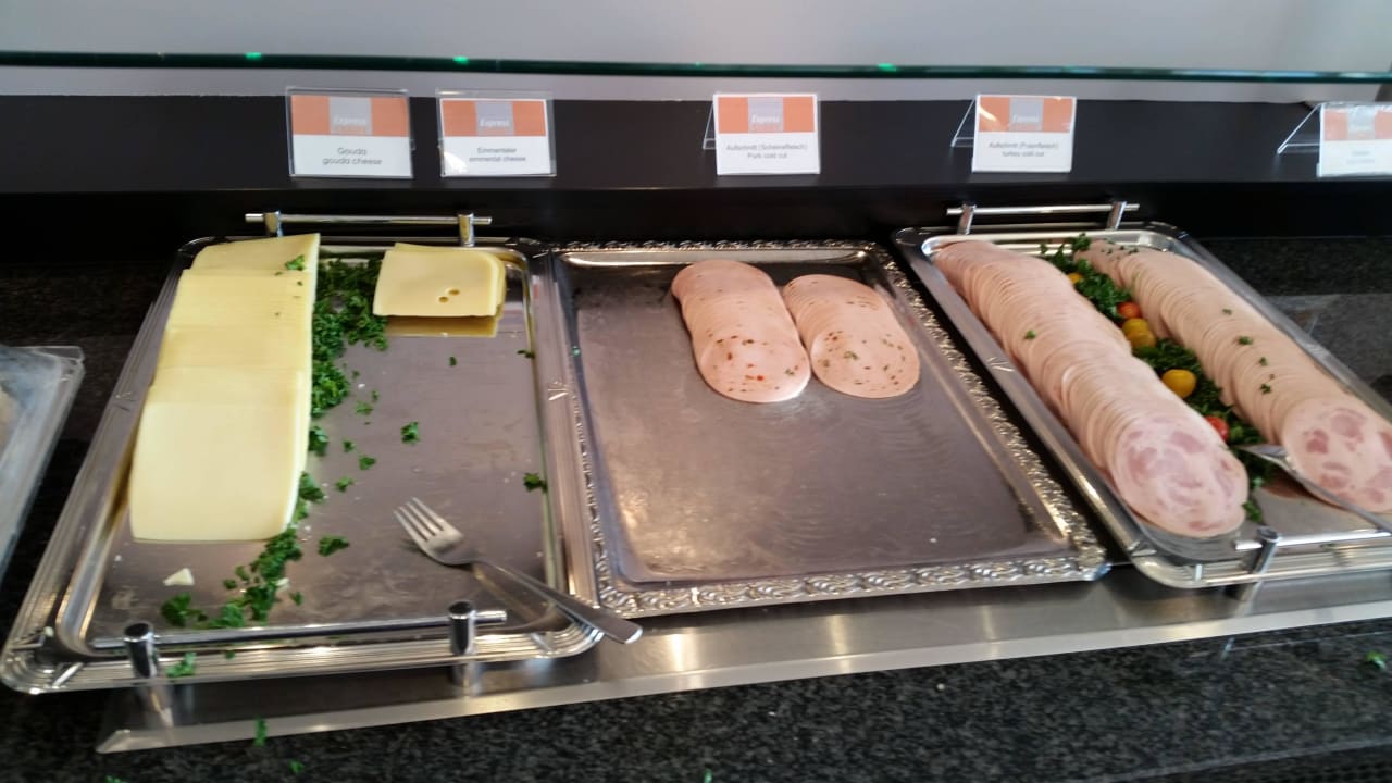 Lecker... Auswahl beim Frühstück Holiday Inn Express Frankfurt - Airport