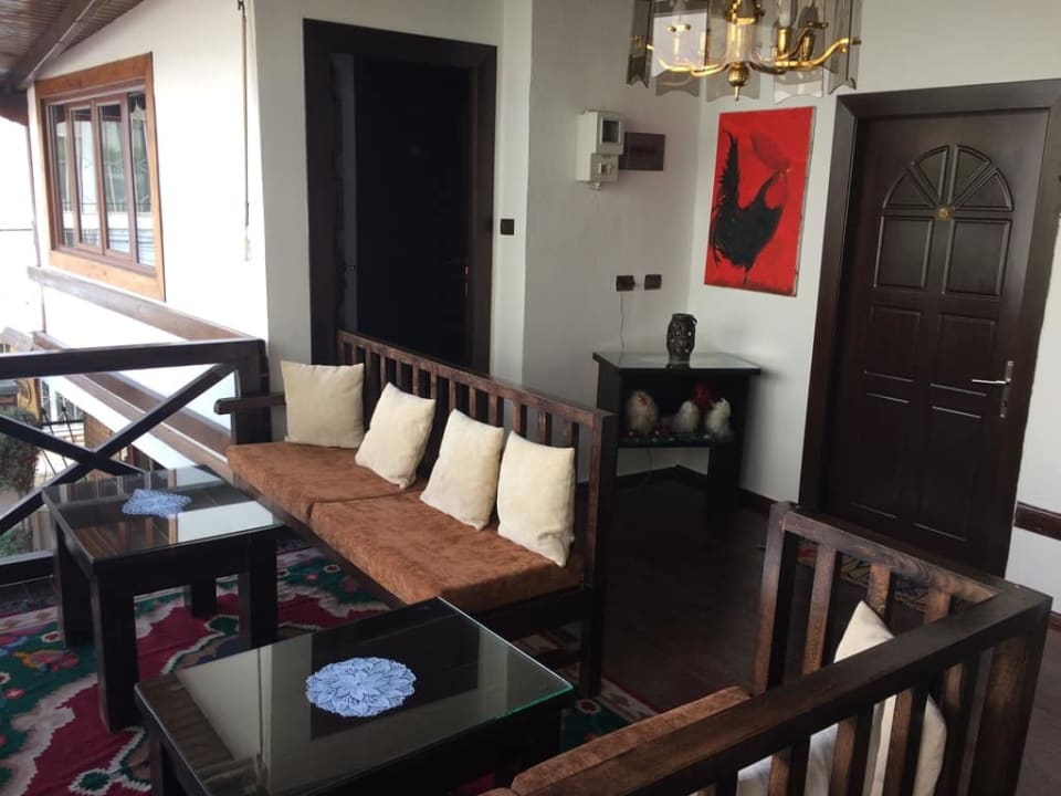 Wejście do pokoju z tarasu Guesthouse Bujtina Leon