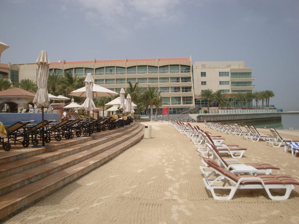 Kleiner hoteleigener Strand Al Raha Beach Resort & Spa