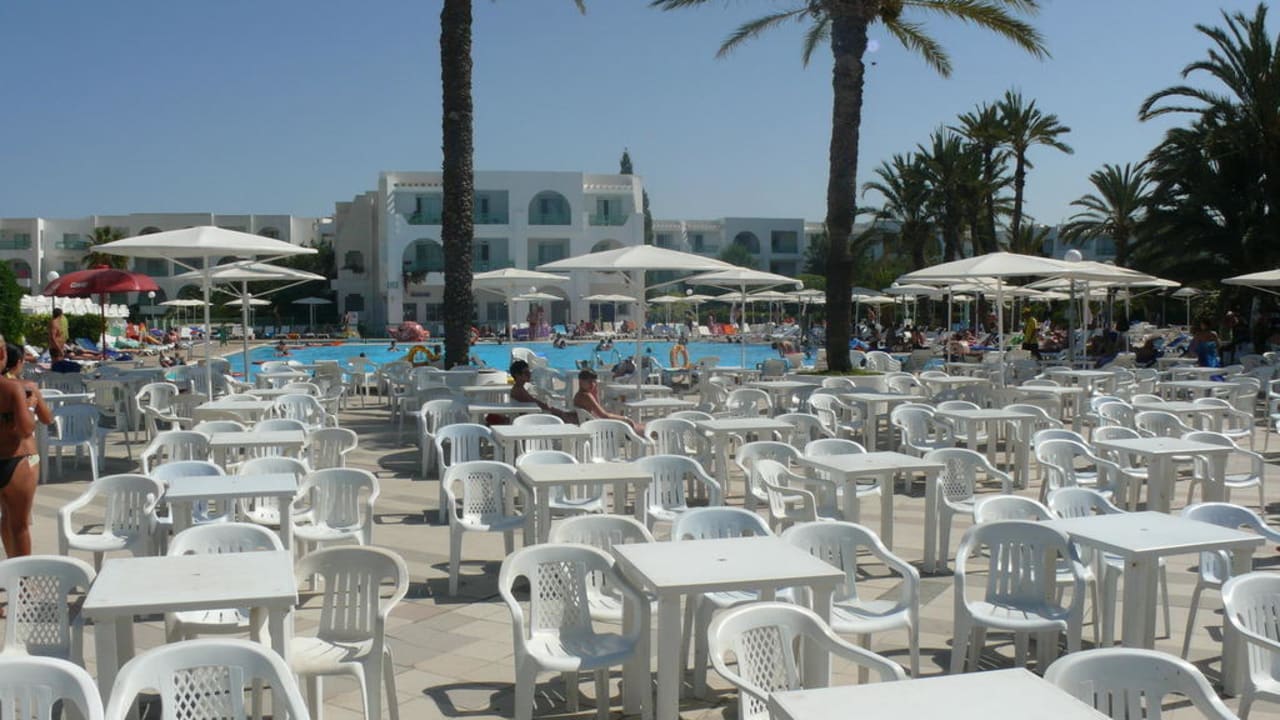 Vor der Poolanlage El Mouradi Club Kantaoui