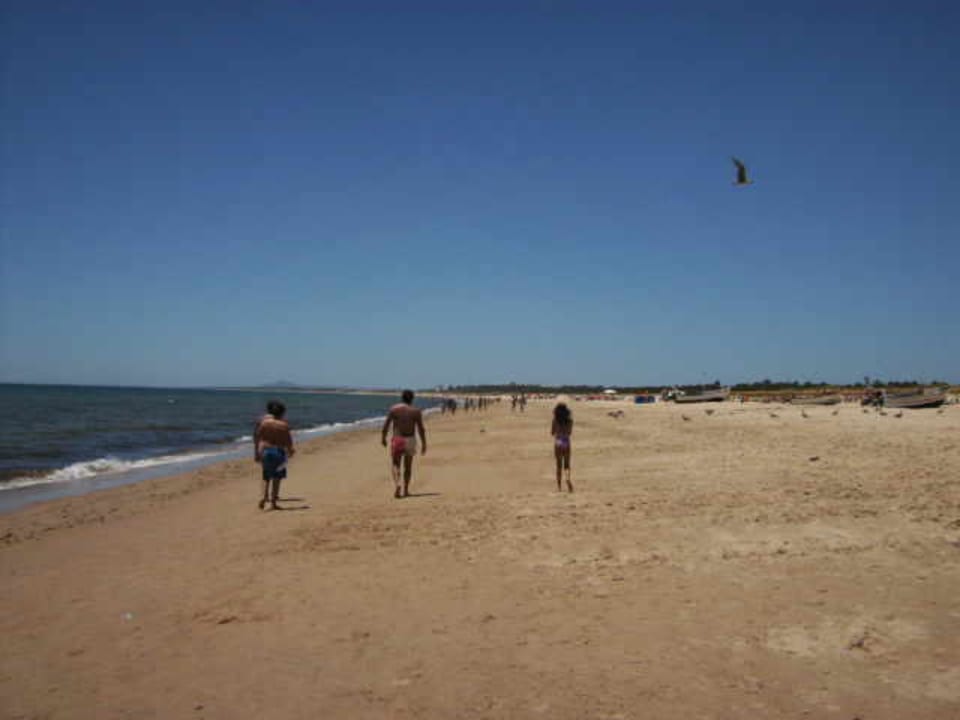 Leerer Strand am Morgen Ozadi Altura Beach Resort