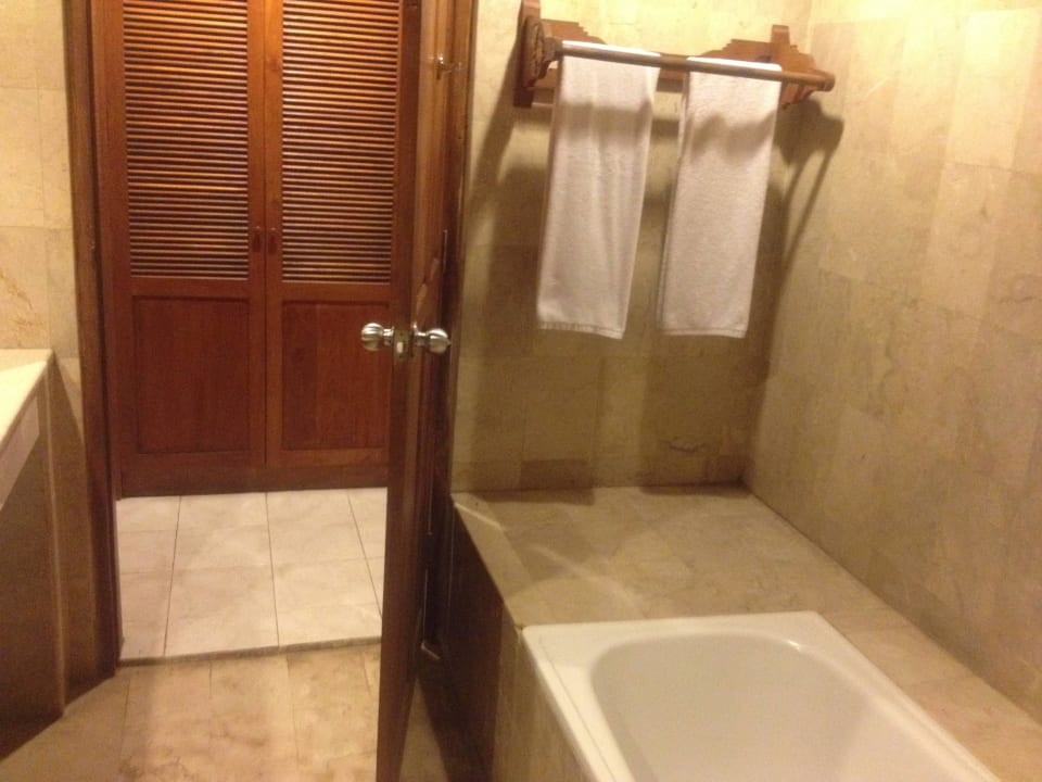 Salle de bains défraîchie Hotel Sari Segara