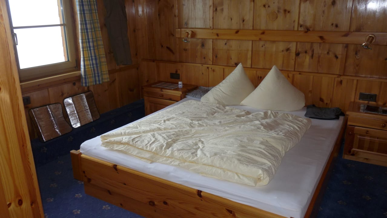 Doppelbett im großzügigen Doppelzimmer Alpengasthof Zeinisjoch