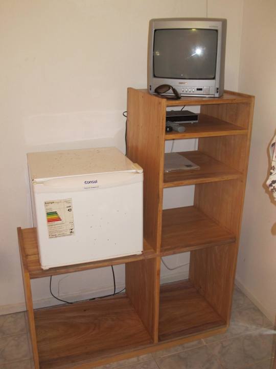 TV und Kühlschrank Hotel Pousada O Forte