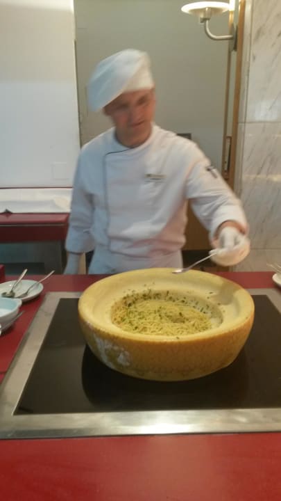 Pasta im Parmesanlaib Hotel & Spa S'Entrador Playa