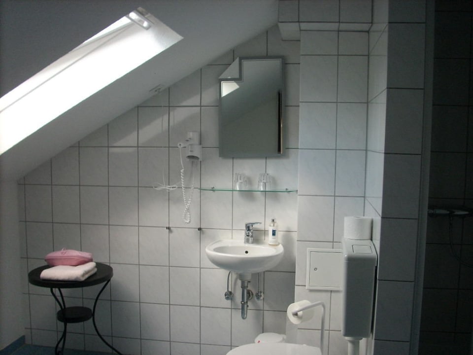 Nur ein Gästewaschbecken Hotel Biedermeier