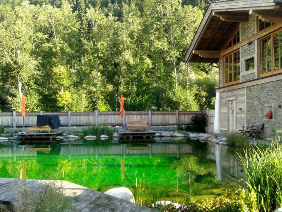 Natur-Badeteich an der Kristall Wellnessalm Verwöhnhotel Kristall