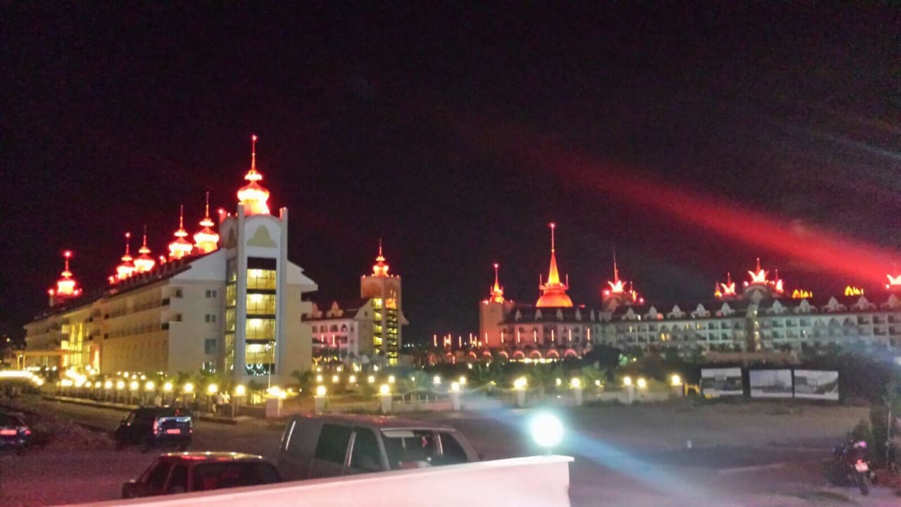 Von außen sehr schön abends Well Palace Side