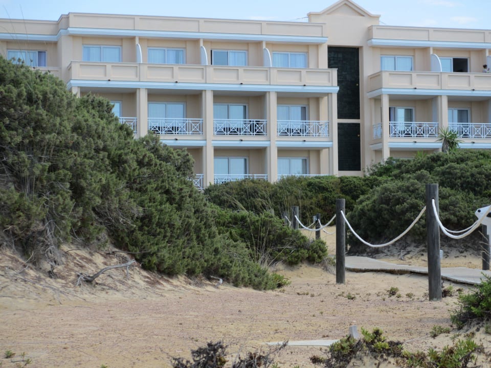 Seitenblick vom Naturschutzgelände auf Hotel Hipotels Playa la Barrosa