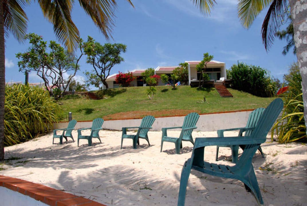 Aire de sable blanc devant les bungalows Les Bungalows de la Prairie