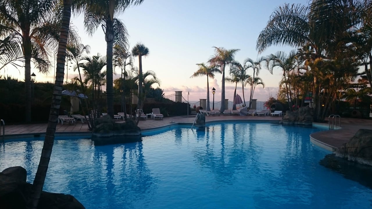 Sonnenuntergang am Pool Apartments Playa de los Roques