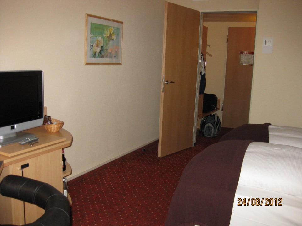 Richtung Vorraum mit Kleiderschrank Hotel NH Leipzig Messe