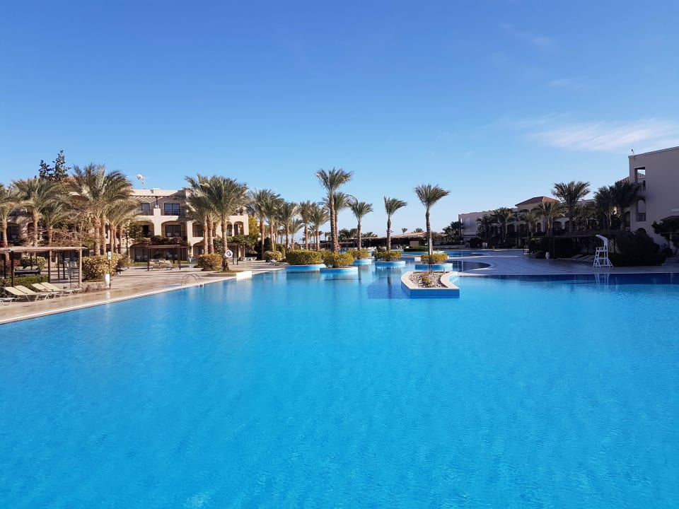 Basen przed lobby barem JAZ Aquamarine Resort