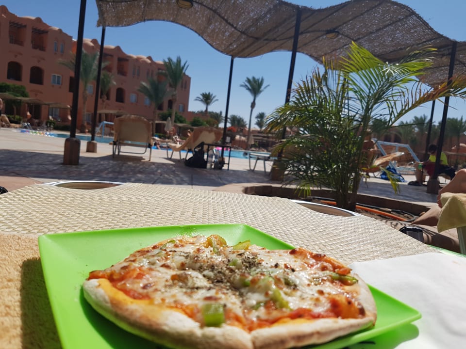 Super lecker Minipizza am Pool Jaz Makadi Oasis Resort