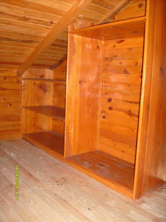 Regal im Dachgeschoss Hotel Andiz Beach