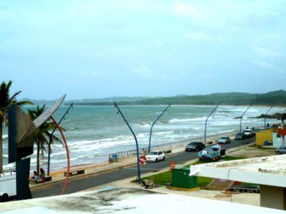 Quer über die Straße zum Wasser Hotel Luquillo Sunrise Beach Inn