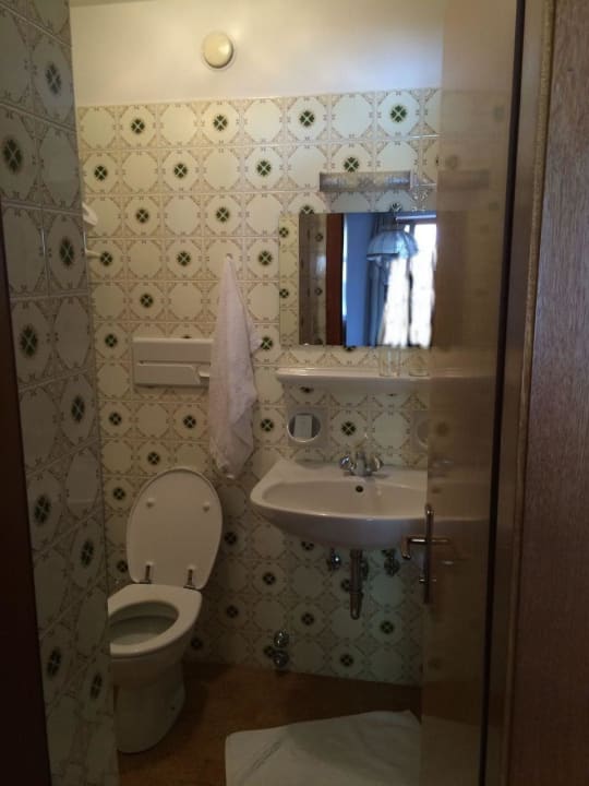 Rustikales aber sauberes Badezimmer Hotel Garni des Alpes