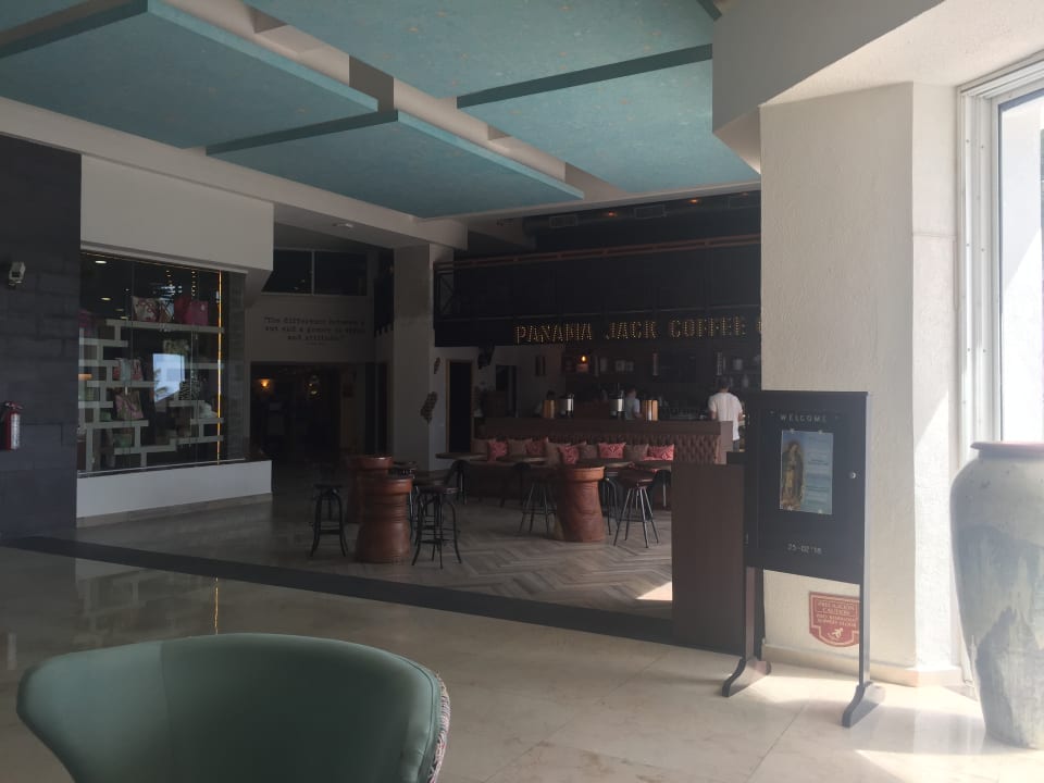 Eigene Kaffebar ähnlich Starbucks  Sunscape Cancun All-Inclusive Resort & Spa by Hyatt