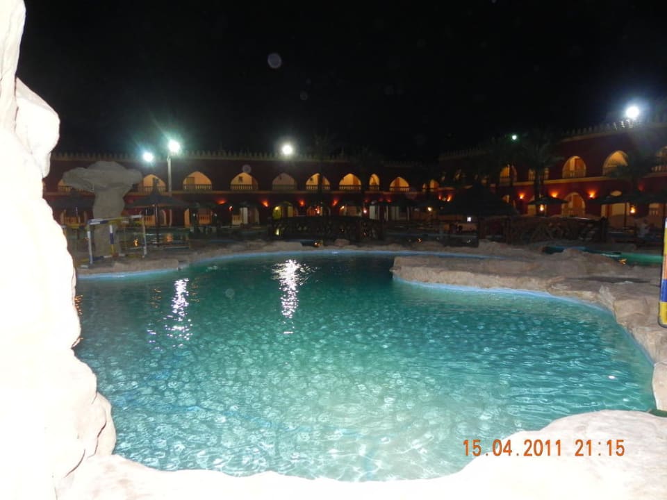 Aktivpool am Abend.  Pickalbatros Alf Leila Wa Leila Resort - Neverland Hurghada