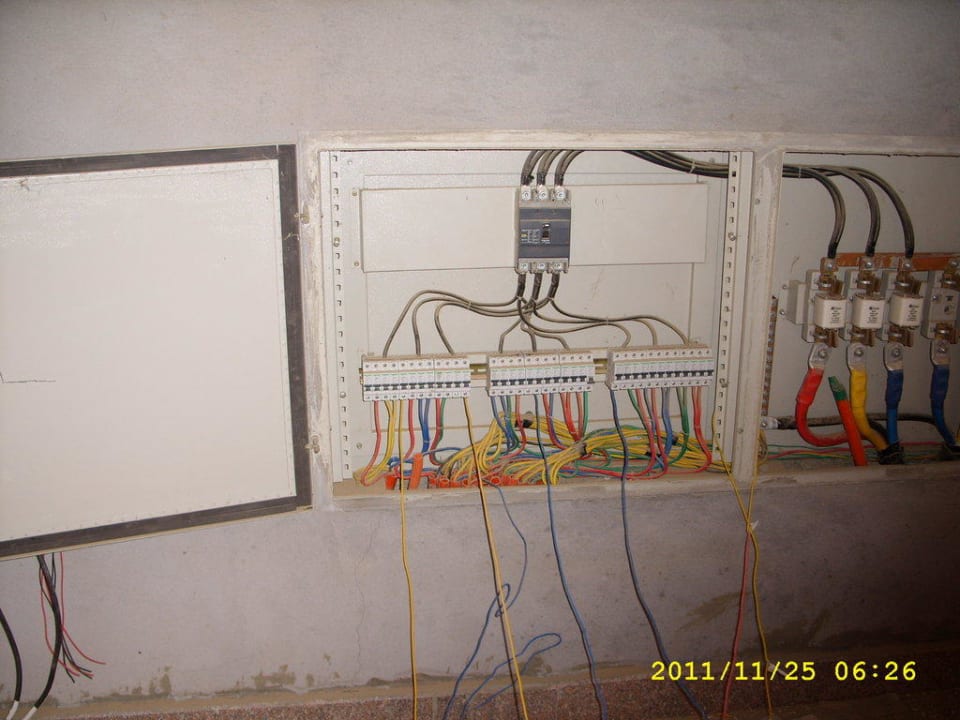 Lebensgefährliche offener Stromkasten mit Starkstrom Three Corners Happy Life Beach Resort