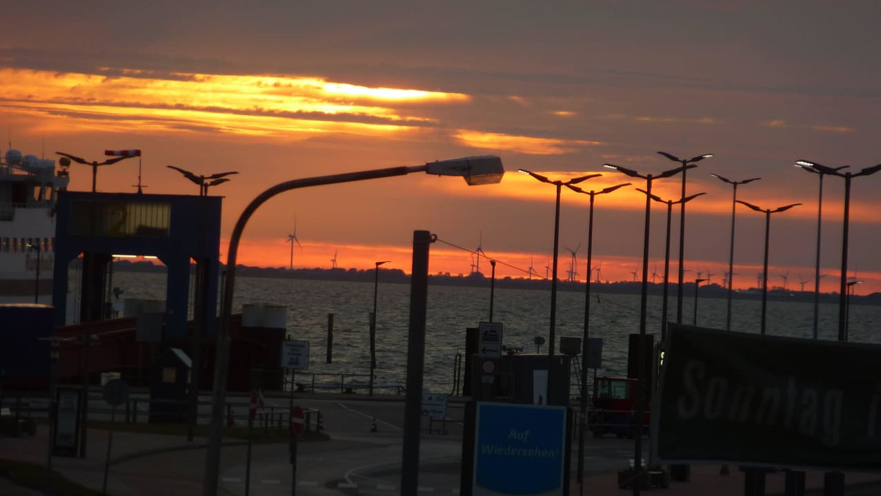 Sonnenaufgang über dem Hafen Apartments Hellinghaus