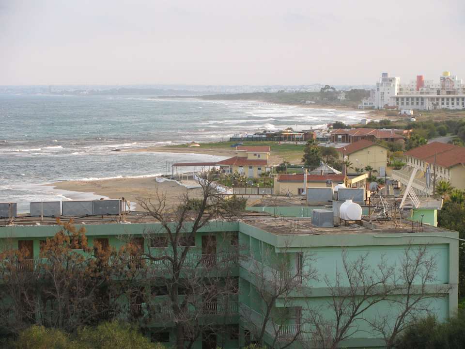 Strandblick mit Bausünden Salamis Bay Conti Resort Hotel & Casino