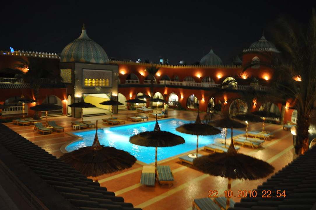 Basen nocą Pickalbatros Alf Leila Wa Leila Resort - Neverland Hurghada