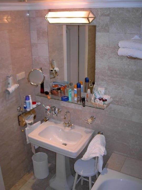 Hotel Sacher, Salzburg, Bad von Standard-Zimmer Nr. 422, zur Hotel Sacher