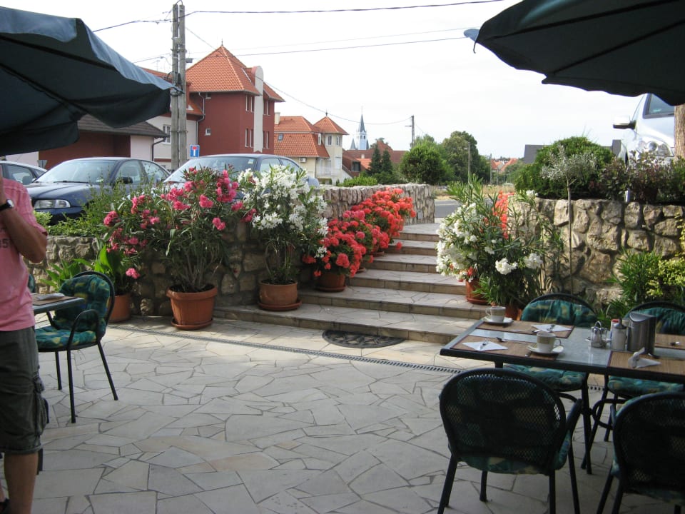 Frühstück auf der Freiterrasse Villa Fortuna