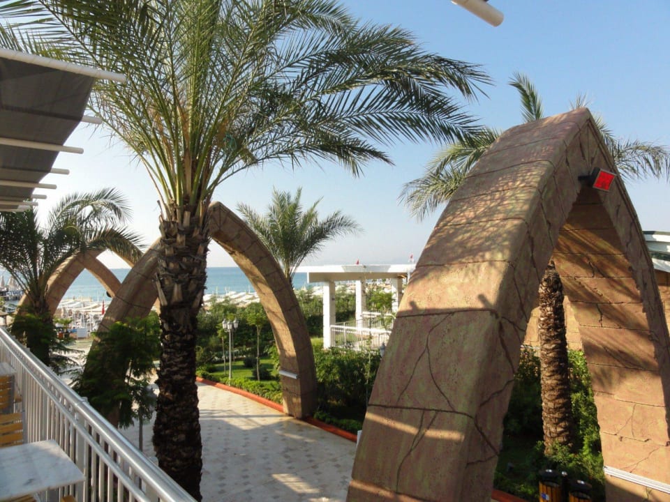 Durchgang zum Strand Hotel Delphin Imperial