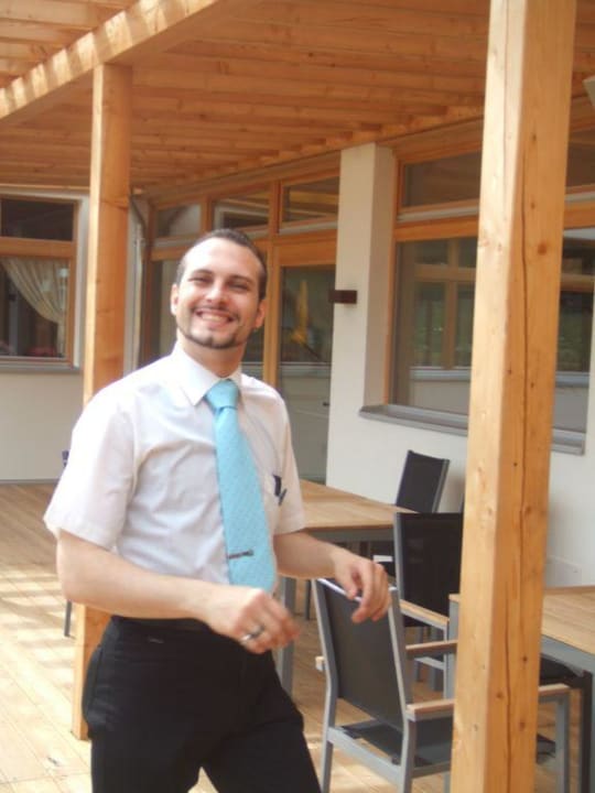 Barchef Stefan auf der Terrasse der Bar Theiner's Garten Bio Vitalhotel