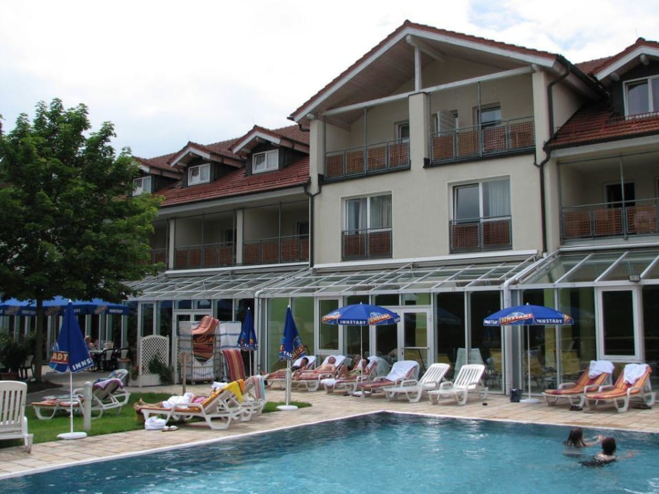 Außenpool mit Blick auf das Hotel Hotel Herzog Heinrich