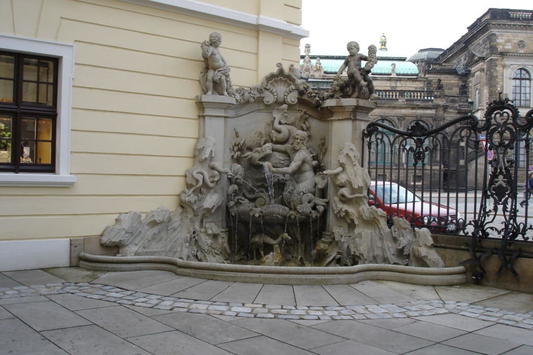 Spingbrunnen im Engangsbereich Hotel Taschenbergpalais Kempinski Dresden