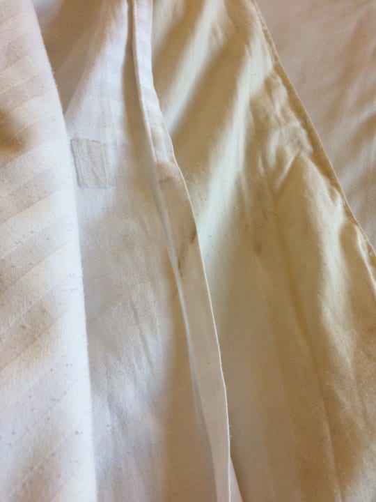 Eine frisch bezogene Bettdecke schaut anders aus Titanic Beach Spa & Aqua Park