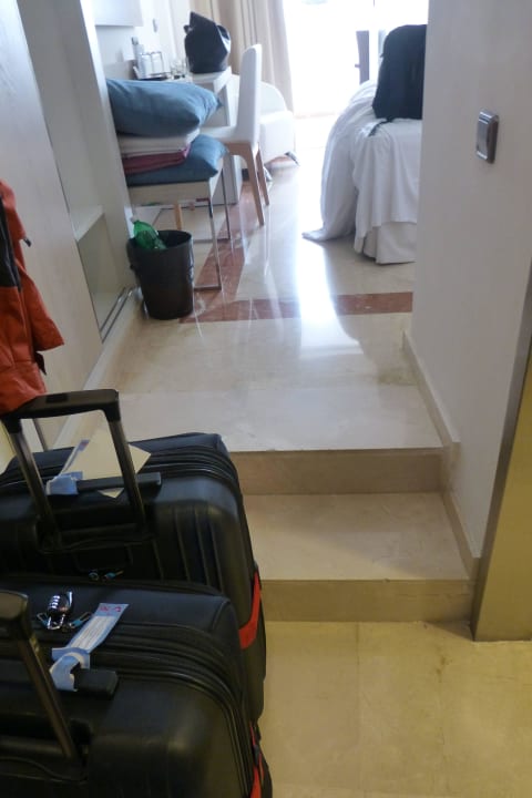 Eine böse Falle - 2 Stufen im Zimmer Grupotel Acapulco Playa - Adults Only