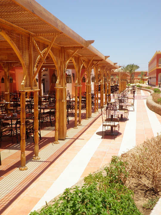 Przed restauracją Pickalbatros Alf Leila Wa Leila Resort - Neverland Hurghada