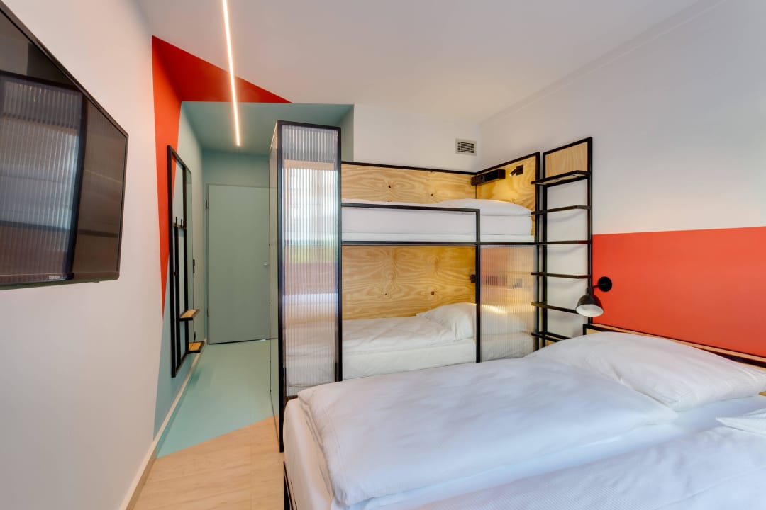 4 Bett Zimmer MEININGER Hotel Leipzig Hauptbahnhof