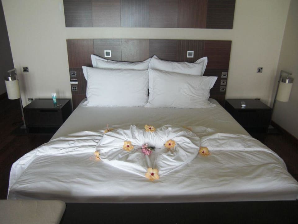 Blumengeschmücktes Bett Veligandu Maldives Resort Island