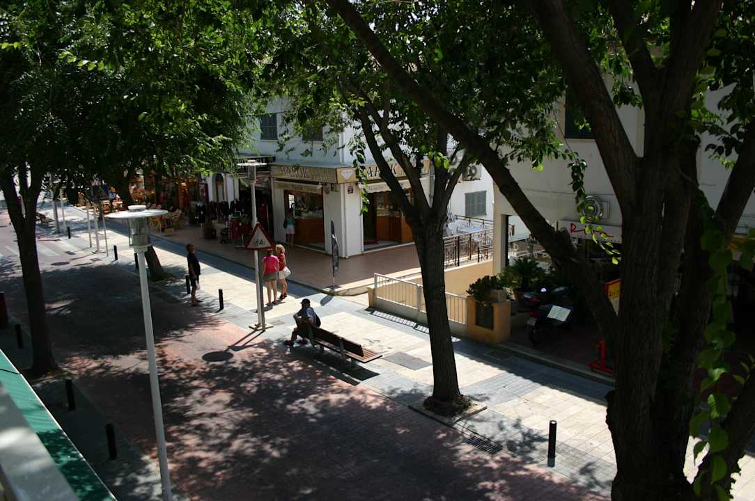 Vom Balkon (Straßenseite) links Paguera Treff Boutique Hotel