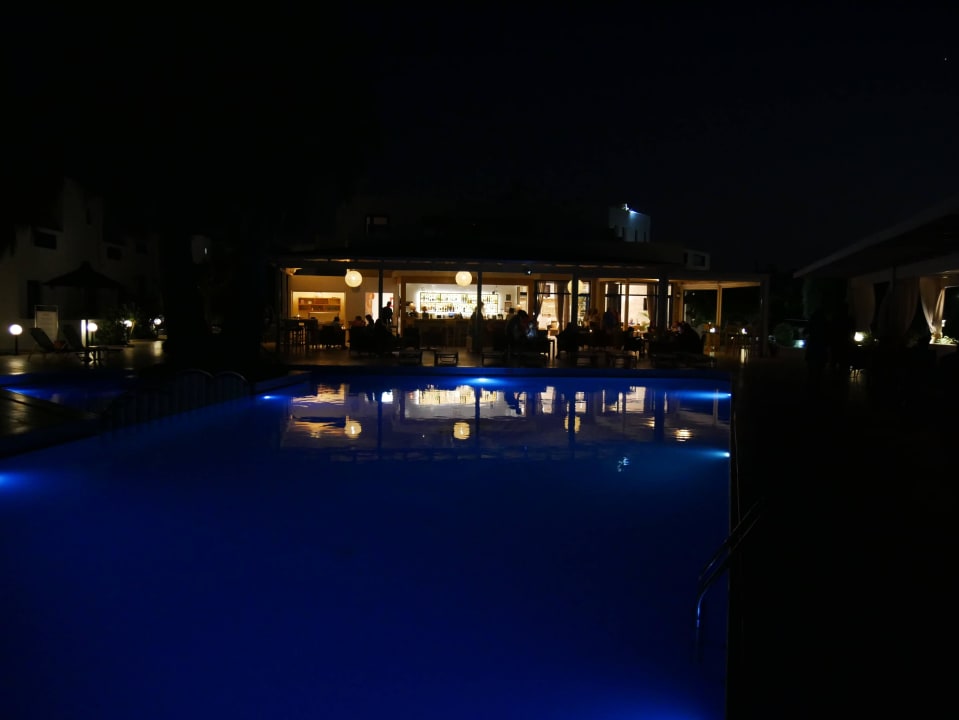 Pool bei Nacht Hotel Hara Ilios Village