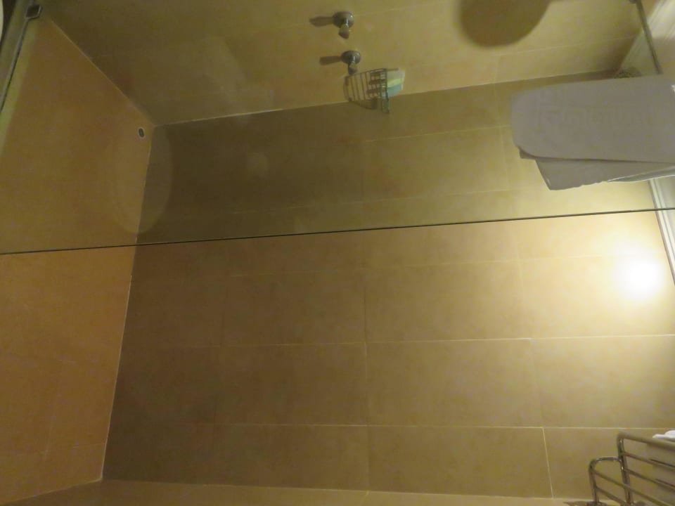 Geräumige Dusche Berjaya Beau Vallon Bay Resort & Casino