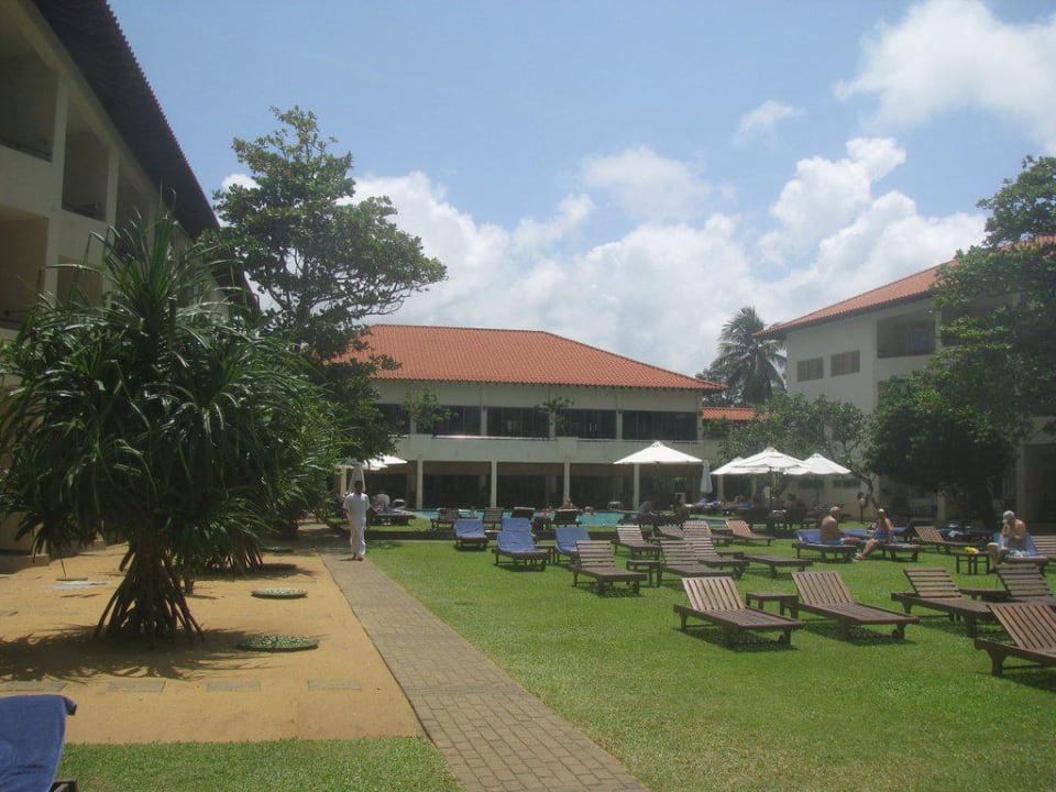 Liegebereich mit Pool Mermaid Hotel & Club