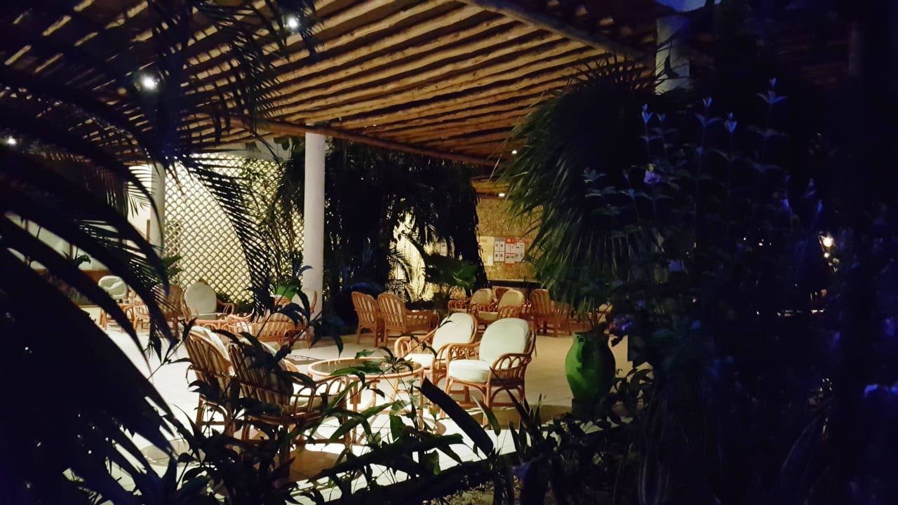 Ruhebereich bei der Kisima Bar Hotel Traveller's Club