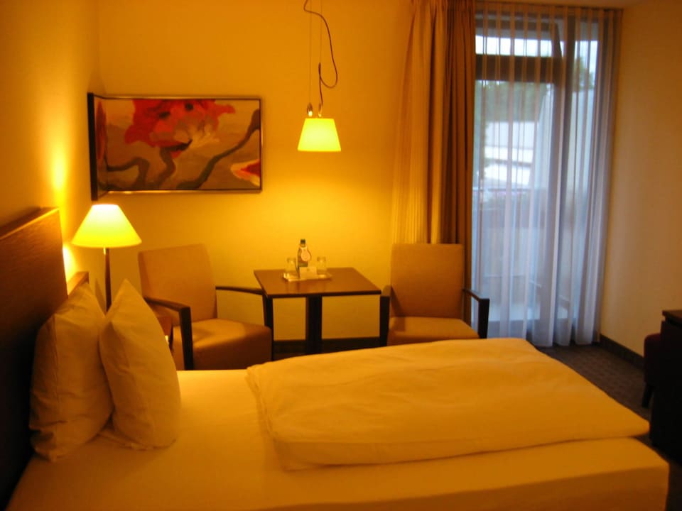 Angenehme Einrichtung mit Tisch und Stühlen Ramada Nürnberg Parkhotel