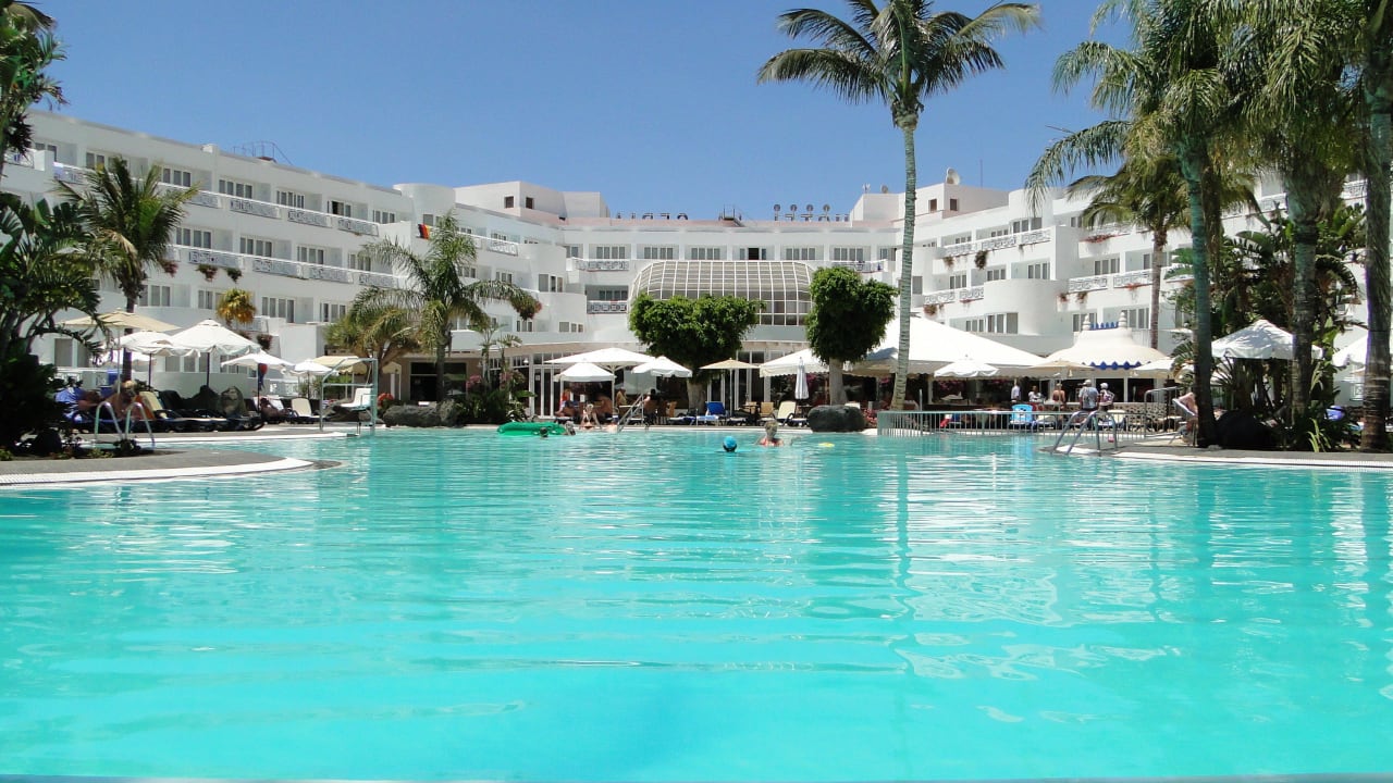 Blick über den Pool zum Hotel Hipotels La Geria