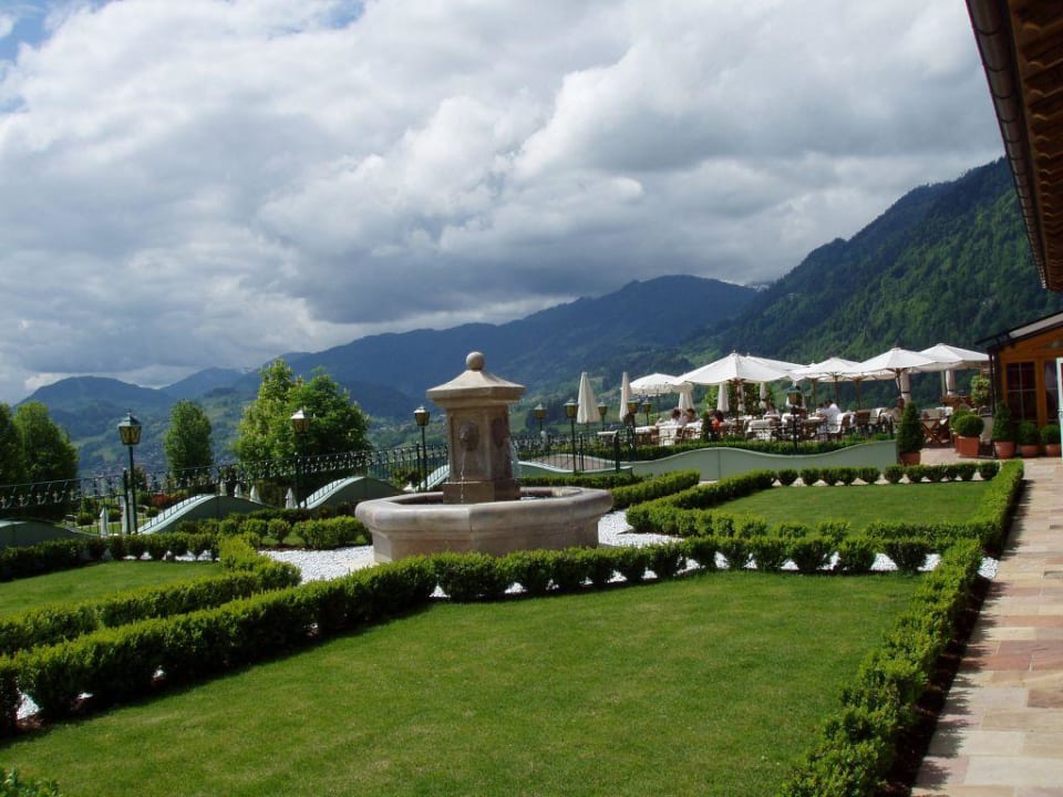 Vorgarten und Terrasse Hotel Oberforsthof