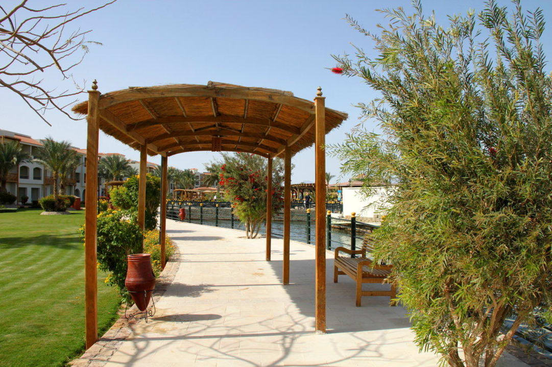 Wege in der Gartenanlage Pickalbatros Dana Beach Resort - Hurghada